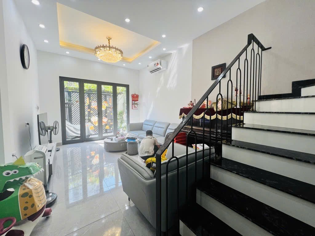 NHÀ ĐẸP LUNG LINH TẠI LẠC LONG QUÂN - OTO 7 CHỖ ĐỖ CỬA - NGÕ THÔNG - THIẾT KẾ HIỆN ĐẠI GIÁ NHỈNH