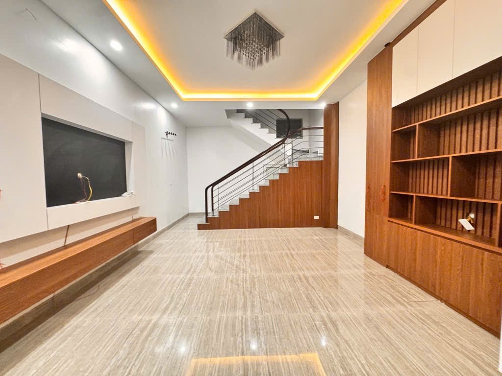 Lạc Long Quân- dân trí cao-tiện ích đầy đủ-thiết kế hiện đại-nhà mới ở ngay-5 tầng giá nhỉnh 10 tỷ. 2