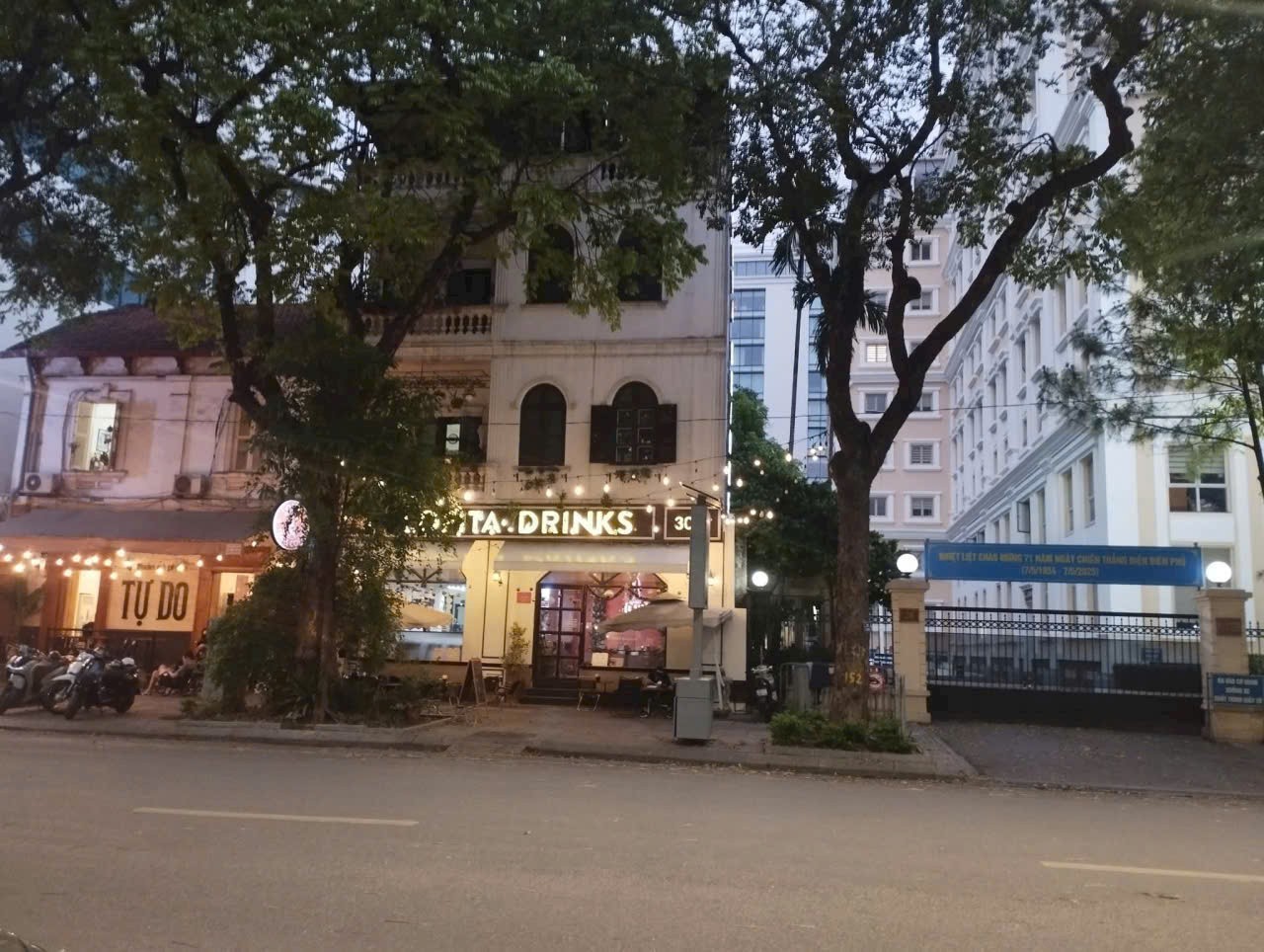 CỰC HIẾM - MẶT PHỐ TRẦN HƯNG ĐẠO _ HOÀN KIẾM.DT 390M NHÀ 2 TẦNG MẶT TIỀN 9,5M CHỈ 380 TỶ 2
