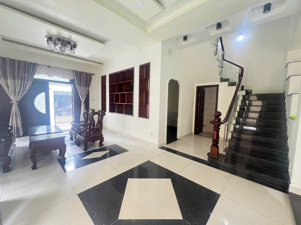 Cần bán Nhà mặt tiền Phường Phú Hữu, Quận 9, Diện tích 185m², Giá 18.3 Tỷ