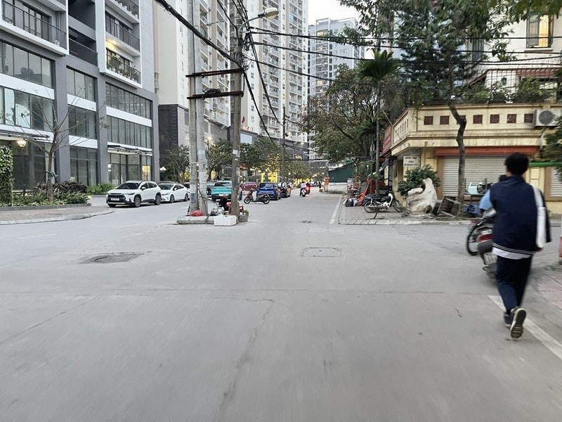 Cần bán 37,4m2 nhà cấp 4 mặt phố 390 Nguyễn Văn Cừ, Phường Bồ Đề. Cạnh 4 tòa chung cư cao cấp 2