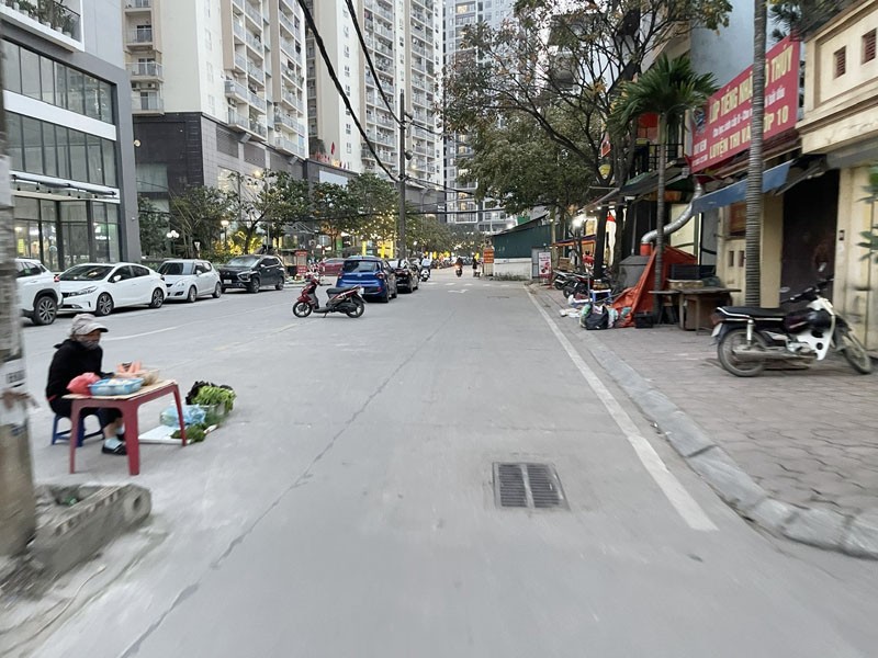 Cần bán 37,4m2 nhà cấp 4 mặt phố 390 Nguyễn Văn Cừ, Phường Bồ Đề. Cạnh 4 tòa chung cư cao cấp 3