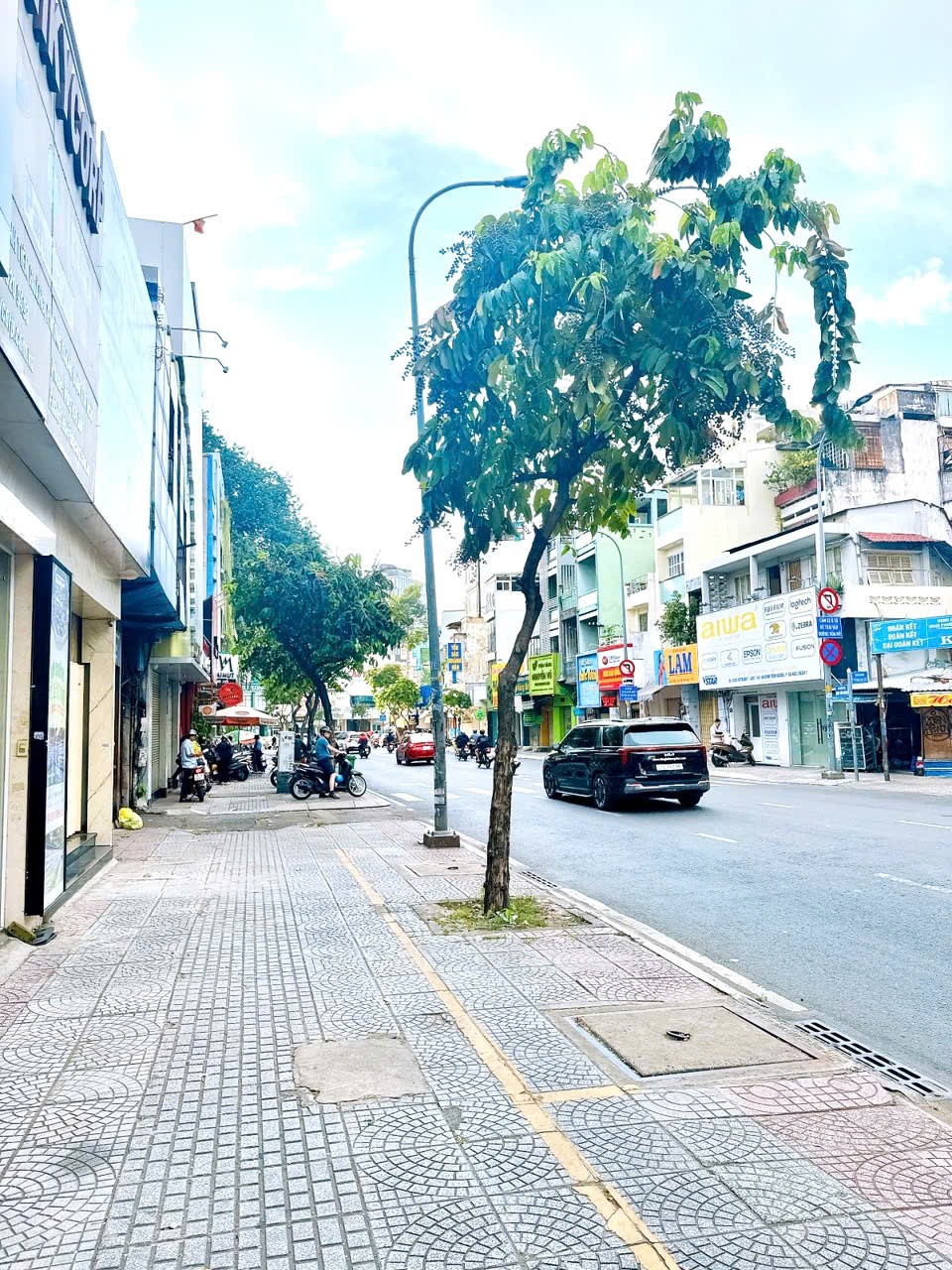 Quận 1- Mặt tiền Đinh Tiên Hoàng- 76M2- NHÀ CŨ TIỆN XÂY MỚI 5 Tầng,vỉa hè 6m: 19 Tỷ. VŨ 0933910039 3