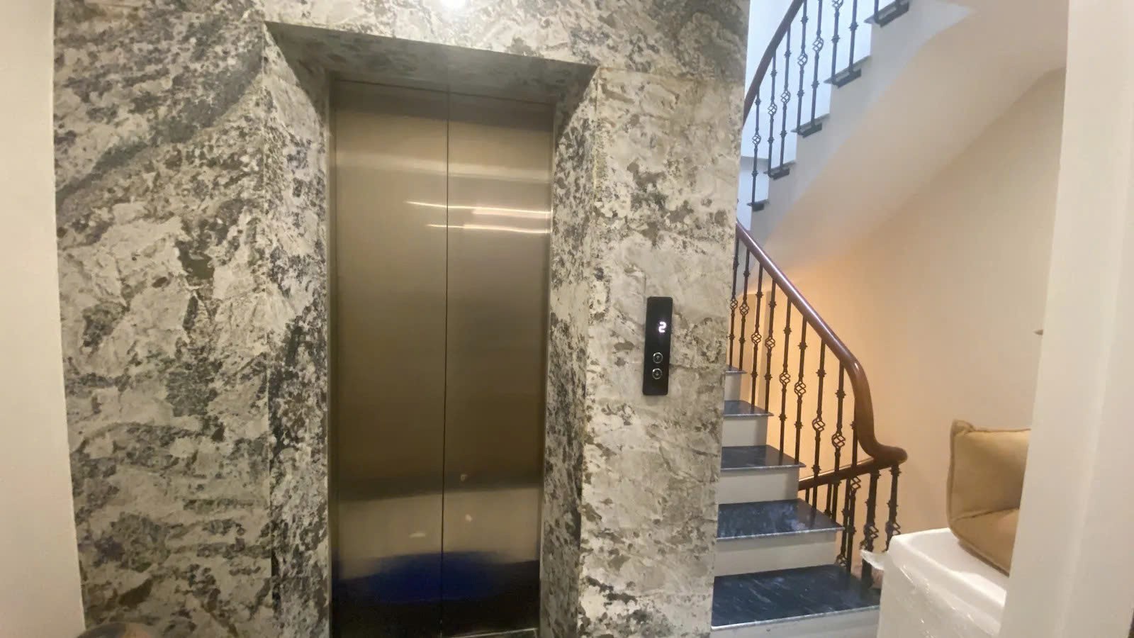 NHÀ ĐẸP TẶNG NỘI THẤT Phố Bồ Đề 52 m2 X 6 Tầng 13.9 tỷ Long Biên Hà Nội.Ô TÔ VÀO NHÀ. 5