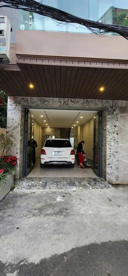 NHÀ ĐẸP TẶNG NỘI THẤT Phố Bồ Đề 52 m2 X 6 Tầng 13.9 tỷ Long Biên Hà Nội.Ô TÔ VÀO NHÀ.