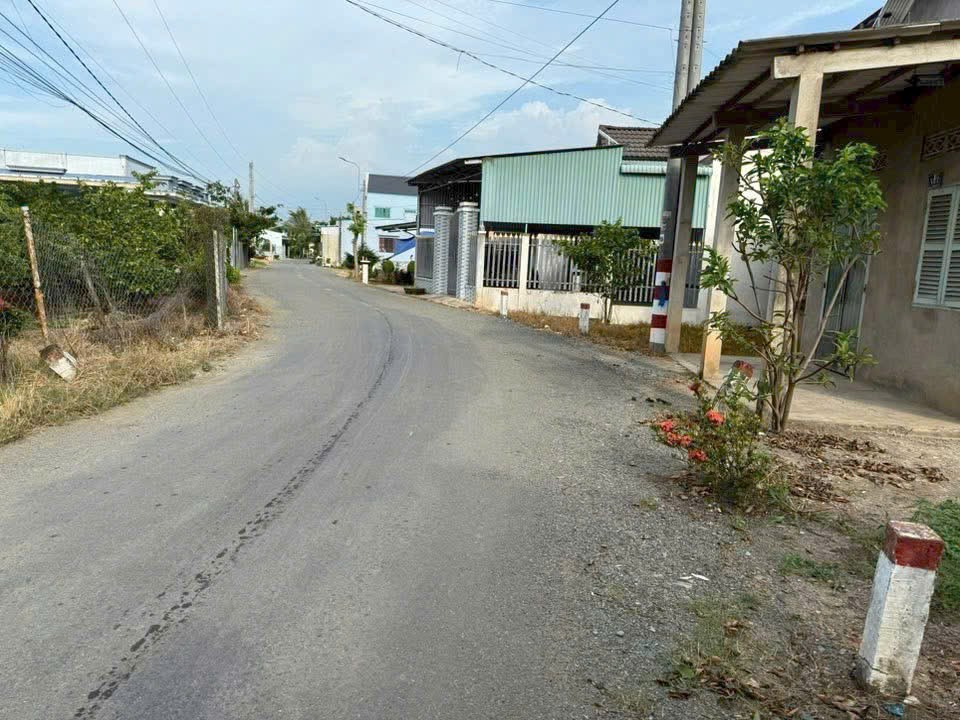 Đất thổ 123m2 mt nhựa 7 mét xã Tân Lân giá đầu tư 980tr