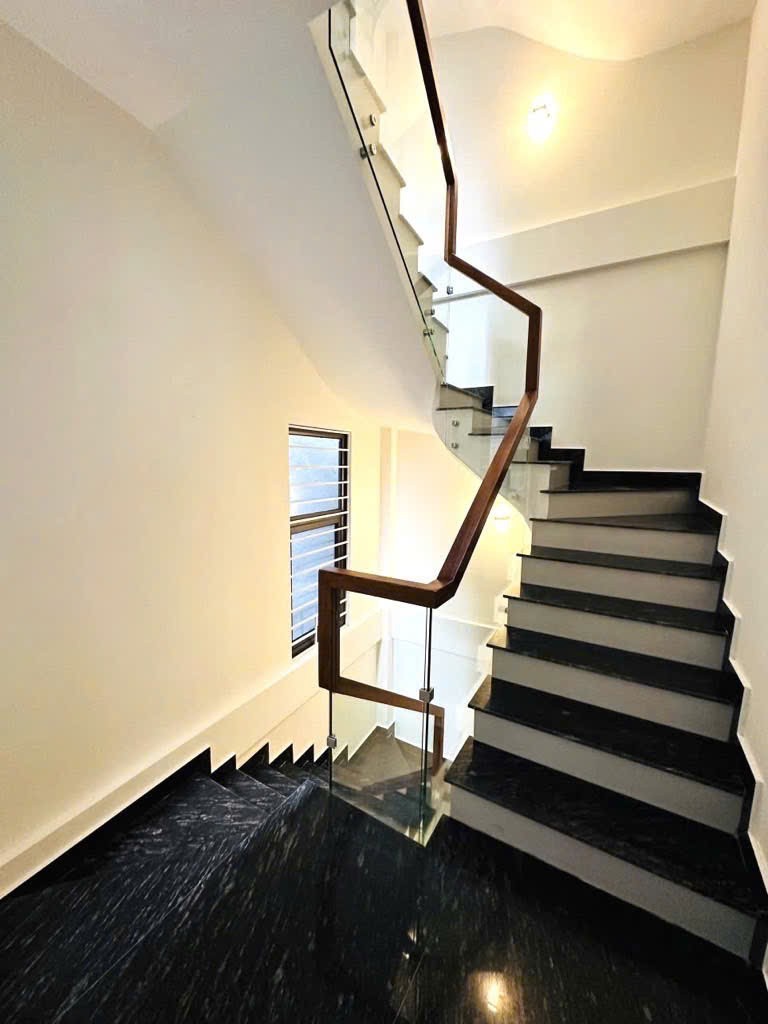 NHÀ MỚI LẠC LONG QUÂN, NGÕ THOÁNG-THÔNG, 5 TẦNG NHÀ MỚI Ở LUÔN GIÁ NHỈNH 8 TỶ 5