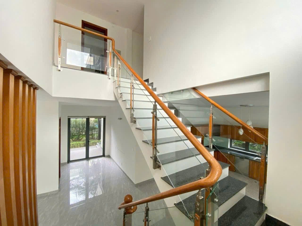 Cho thuê Biệt thự Phường Tăng Nhơn Phú A, Quận 9, Diện tích 900m², Giá Thương lượng 12