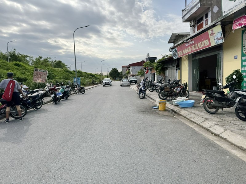 Bán gấp đất 55m2 đường Đê Vàng (Cổ Bi): Mặt tiền 4,16m, kinh doanh sầm uất, ô tô đỗ cửa