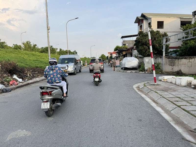 Bán gấp đất 55m2 đường Đê Vàng (Cổ Bi): Mặt tiền 4,16m, kinh doanh sầm uất, ô tô đỗ cửa 2
