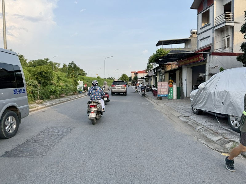 Bán gấp đất 55m2 đường Đê Vàng (Cổ Bi): Mặt tiền 4,16m, kinh doanh sầm uất, ô tô đỗ cửa 4