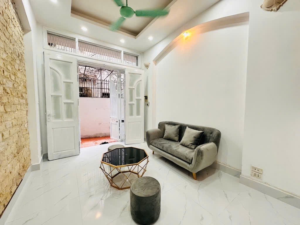 Nhà đẹp Lạc Long Quân - mới keeng - dân xây -full đồ - giá yêu thương 8 tỷ 2