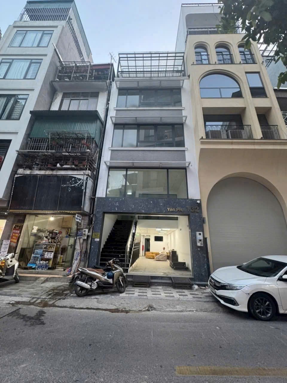 MẶT PHỐ VÍP CỰC  VIP CON PHỐ YÊN PHỤ- KINH DOANH ĐỈNH - VỈA HÈ  CỰC RỘNG MẶT TIỀN LỚN.CHỦ ĐANG