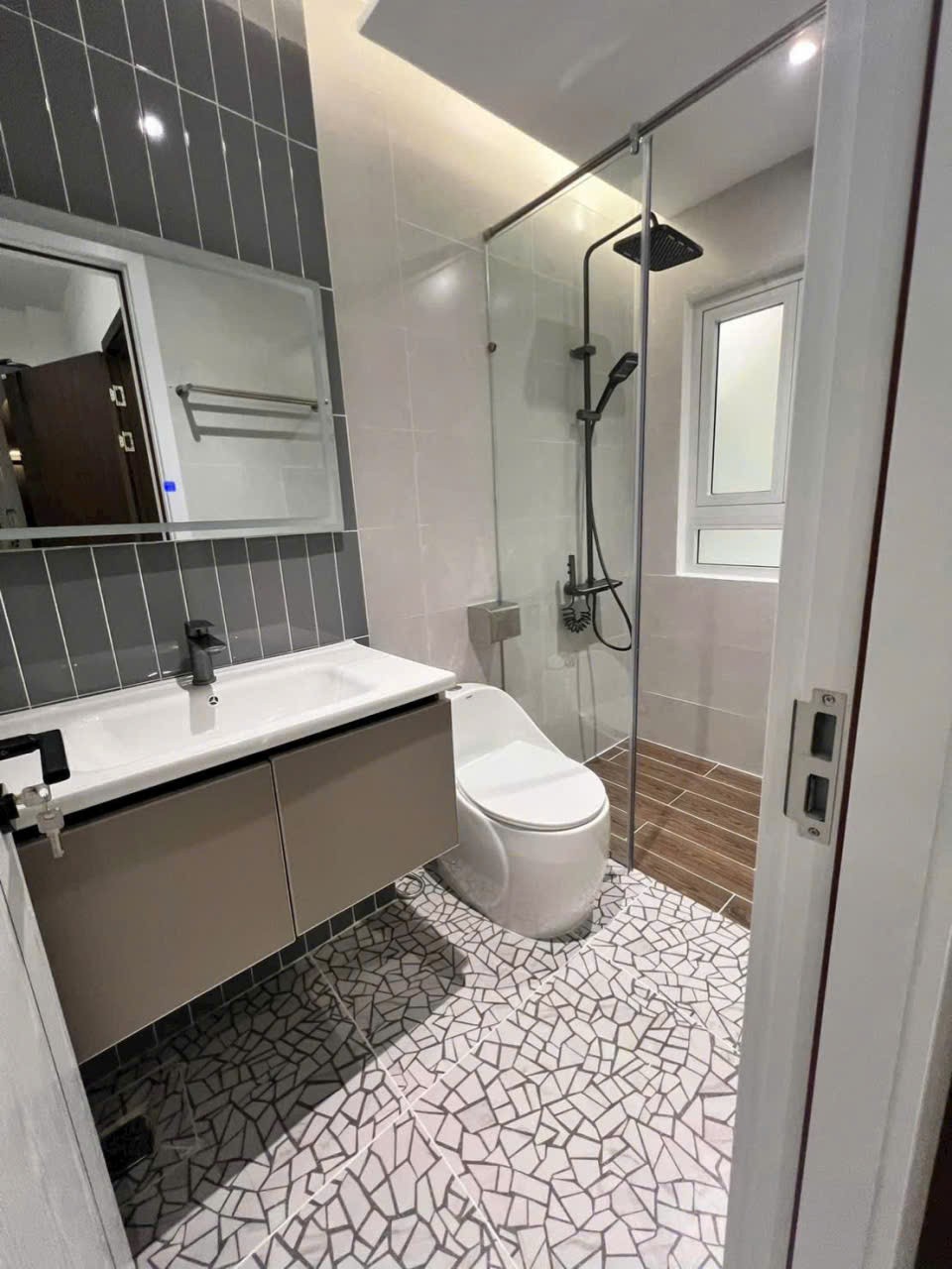 Nhà hẻm Lê Văn Quới, Bình Hưng Hòa A dt 64m2 3 lầu 4pn 4wc giá 9,3 tỷ 2