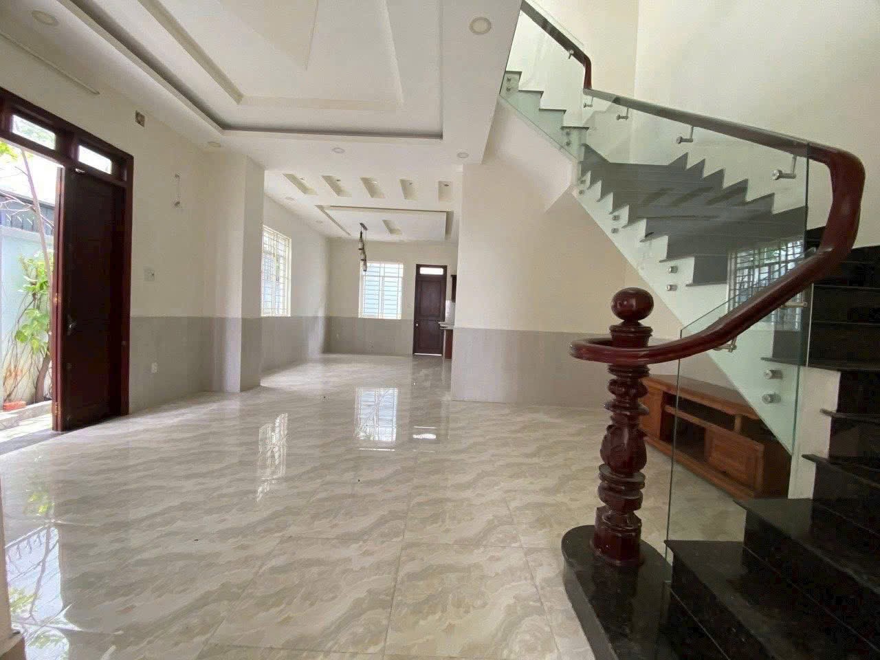 Cho thuê Nhà mặt tiền Phường Phú Hữu, Quận 9, Diện tích 160m², Giá 21 Triệu/tháng