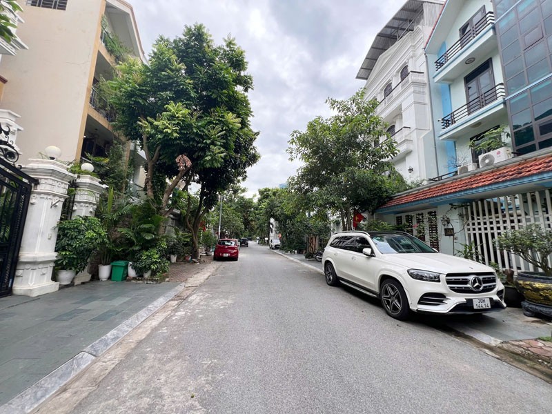 Cần bán nhà liền kề thô 4 tầng 105m2 KĐT Việt Hưng. Gần phố Bùi Thiện Ngộ và Mai Chí Thọ 3