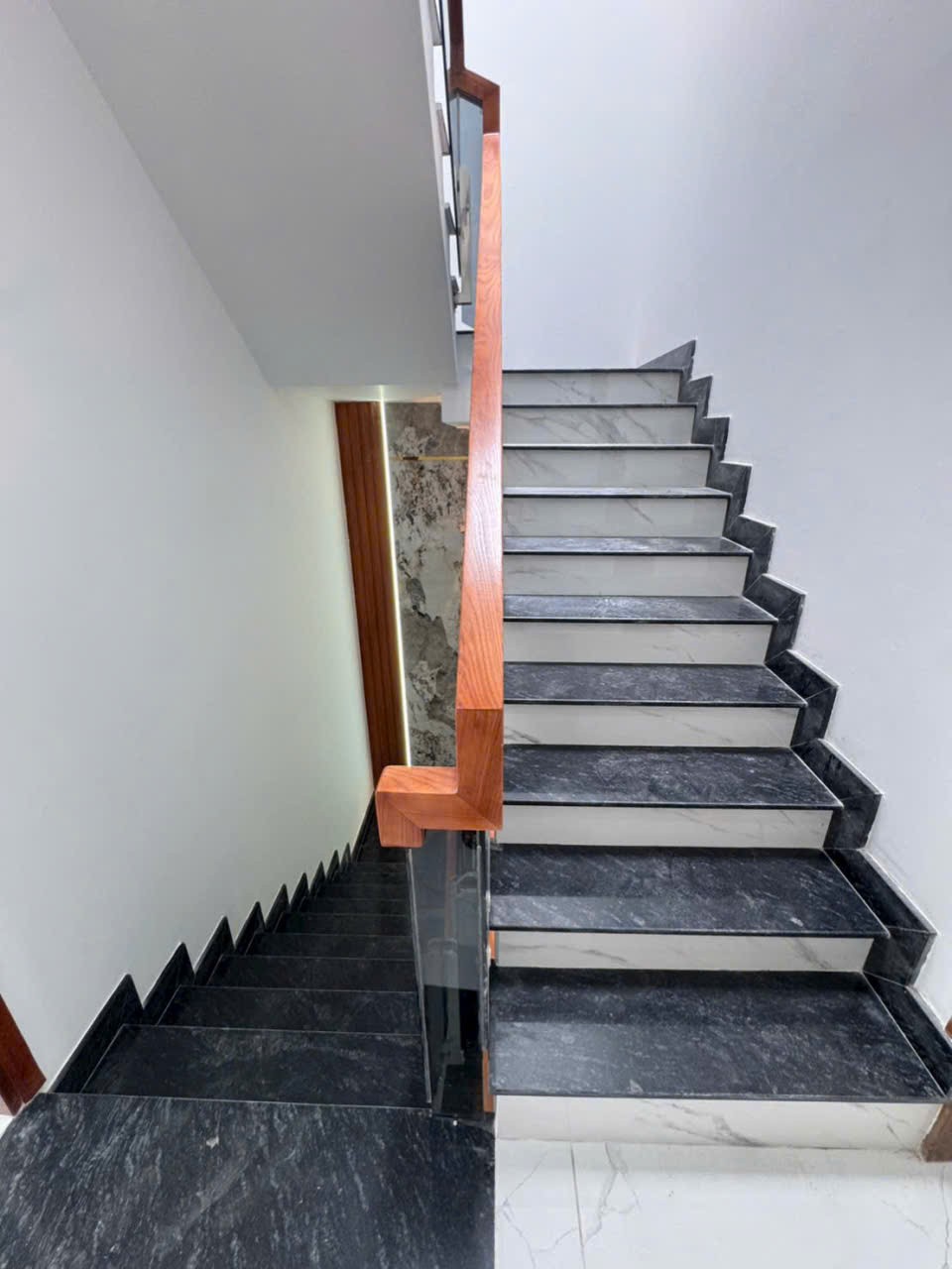 Nhà hẻm thiết kế hiện đại Liên Khu 4-5, Bình Hưng Hòa B, Bình Tân dt 52,5m2 3 lầu 4pn 5wc giá 6,2 t 9