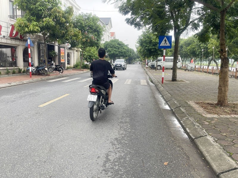 Cần bán nhà liền kề thô 4 tầng 105m2 KĐT Việt Hưng. Gần phố Bùi Thiện Ngộ và Mai Chí Thọ 4