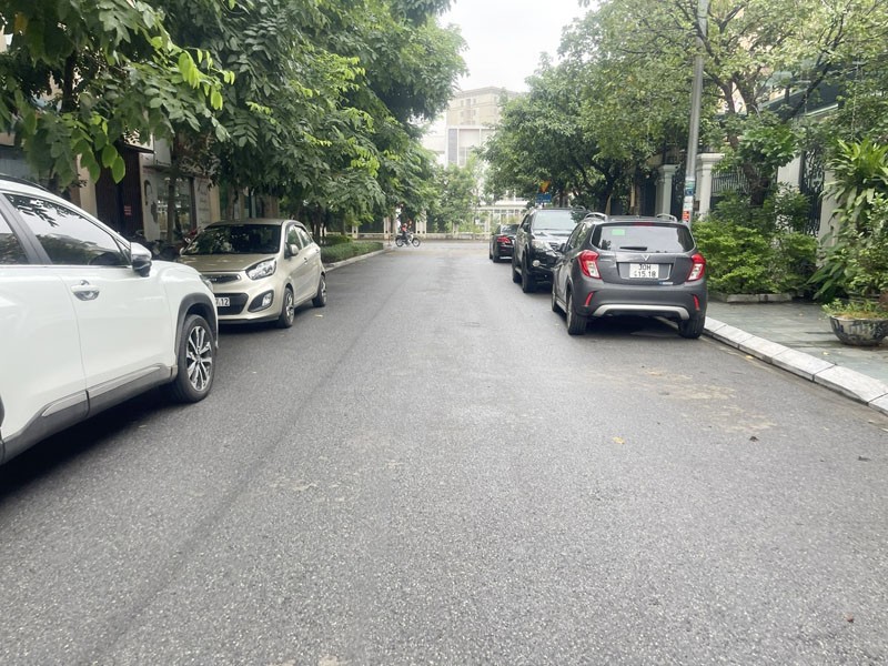 Cần bán nhà liền kề thô 4 tầng 105m2 KĐT Việt Hưng. Gần phố Bùi Thiện Ngộ và Mai Chí Thọ 5