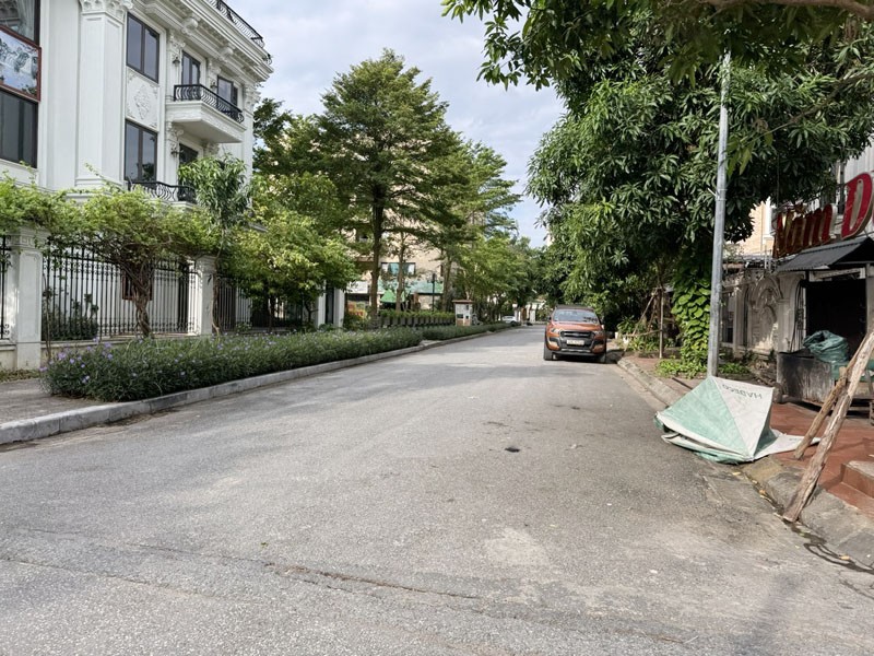 Cần bán nhà liền kề thô 4 tầng 105m2 KĐT Việt Hưng. Gần phố Bùi Thiện Ngộ và Mai Chí Thọ 6