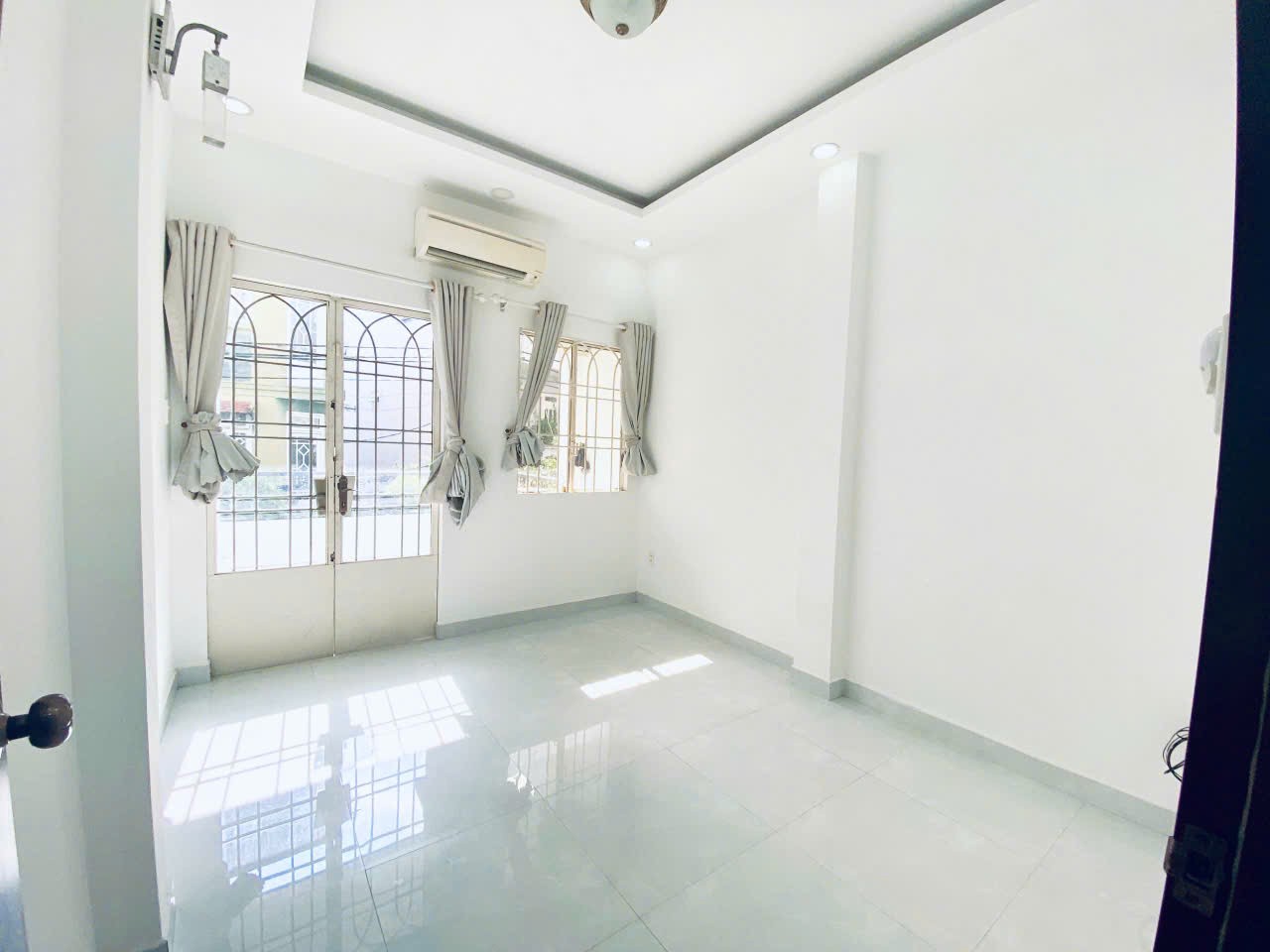 22 Triệu: nguyên căn XE HƠI TRONG NHÀ- Hoàng Hoa Thám- 3 Tầng 4 Phòng- Bếp & 4 Máy Lạnh. 0933910039 3