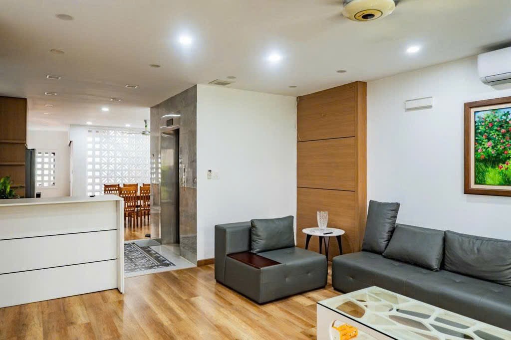 Bán tòa nhà mặt phố Cát Linh, Đống Đa DT 60m2, 5 tầng, thoáng 2 mặt, kinh doanh tốt, vị trí tuyệt 4