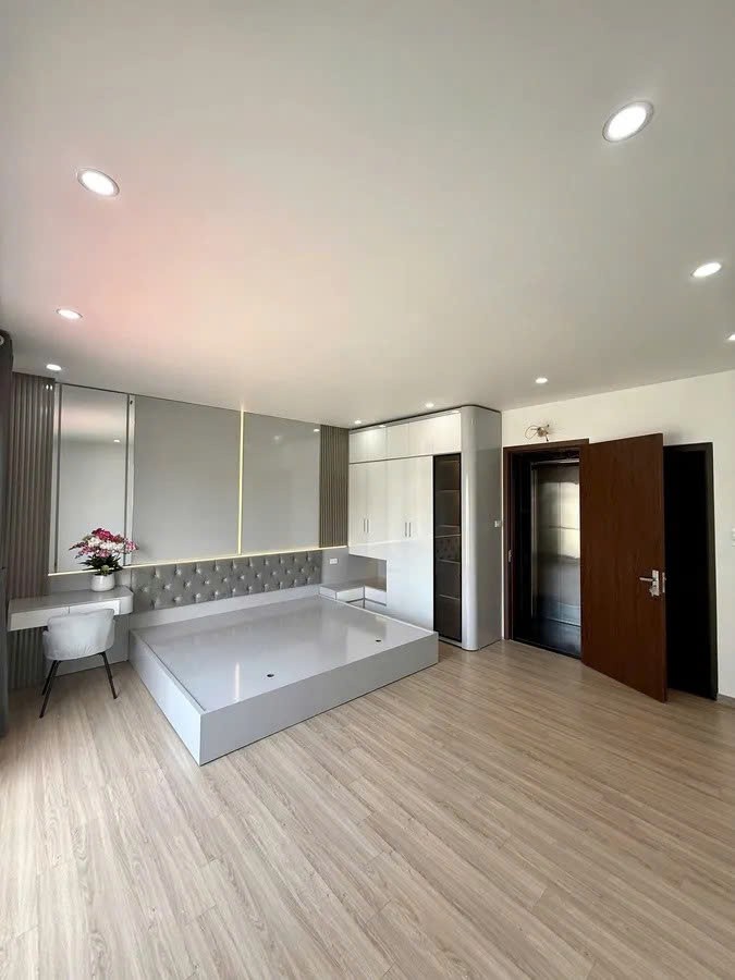 NHÀ ĐẸP Ở NGAY Phố  Đàm Quang Trung 46m2 X 6 Tầng mặt tiền 4.88m, 9.1 tỷ Long Biên.