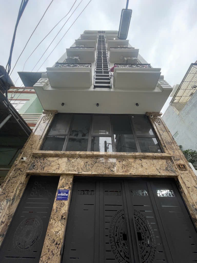 Bán tòa nhà căn hộ dịch vụ phố Chùa Láng DT 85m2, 7  tầng thang máy, gần Đại học Ngoại thương,