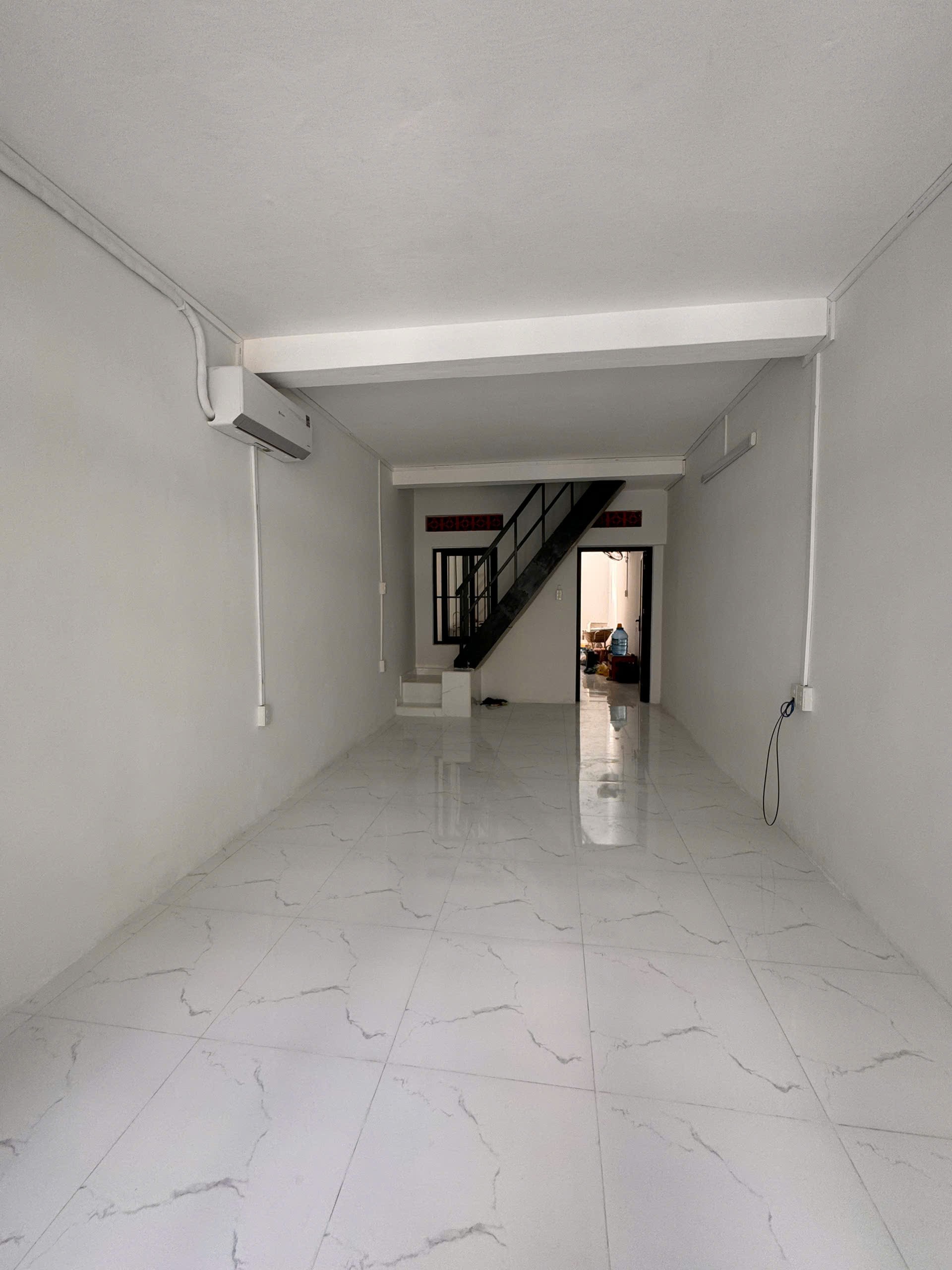 NHÀ NGUYÊN CĂN CHO THUÊ VỪA Ở VỪA KINH DOANH NGAY TTTP NHA TRANG ĐƯỜNG 2 OTO. 2