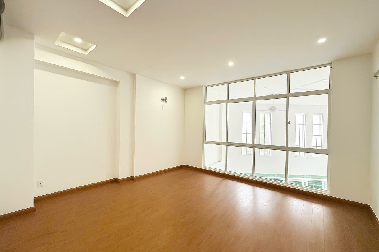 35 Triệu: thuê nguyên căn Quận 1 TRẦN KHÁNH DƯ- xe hơi trong nhà- 5m Ngang 5 tầng nhiều cửa sổ lớn 3