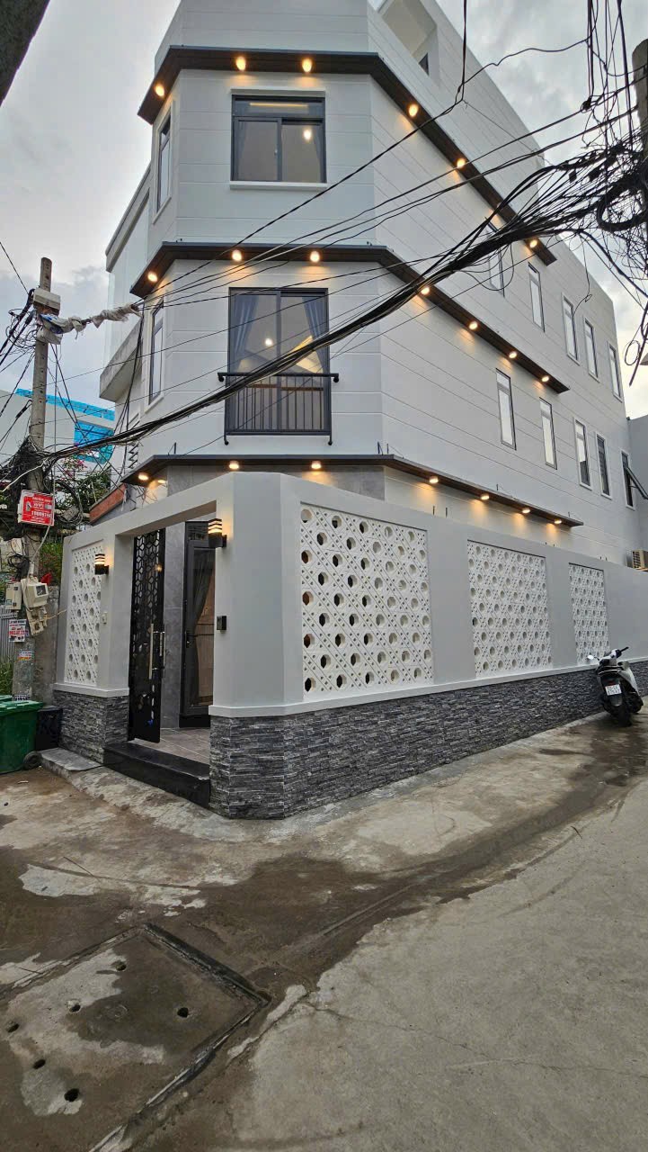 Bán nhà góc 2 mặt tiền xây mới gần đường Phạm Hữu Lầu Quận 7