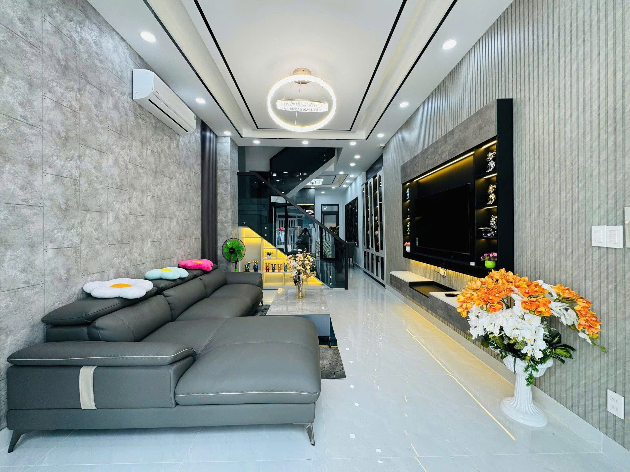 chính chủ bán gấp nhà đẹp hxh full nội thất giá chỉ 7.45 tỷ tại quận 7 3