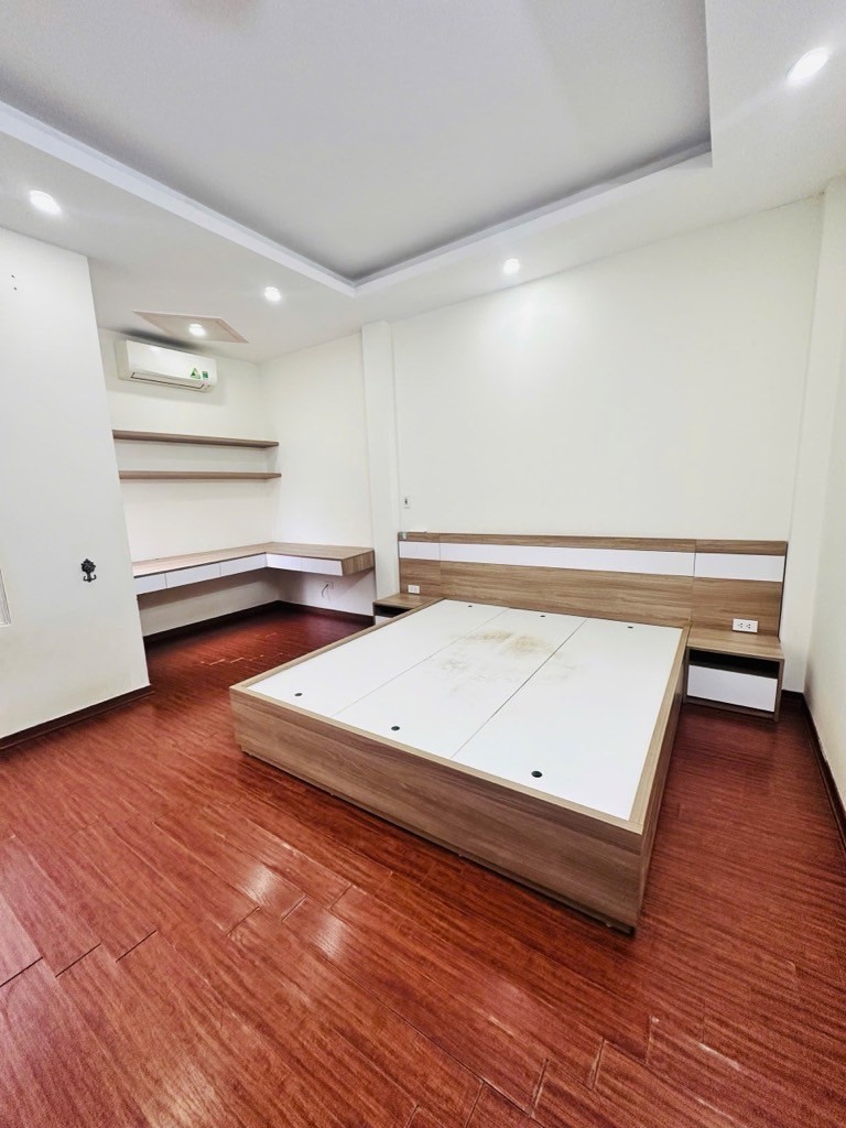Bán nhà đẹp Dương Khuê - 10m ô tô - lô góc - ở ngay 3