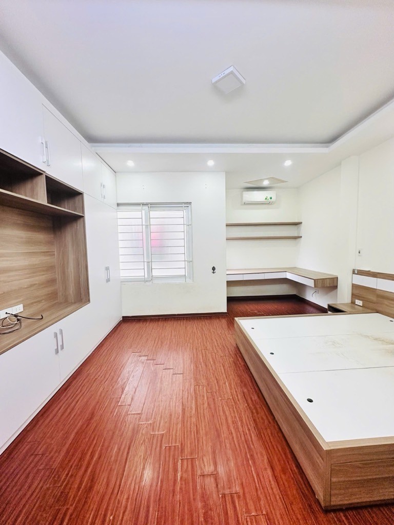 Bán nhà đẹp Dương Khuê - 10m ô tô - lô góc - ở ngay 2