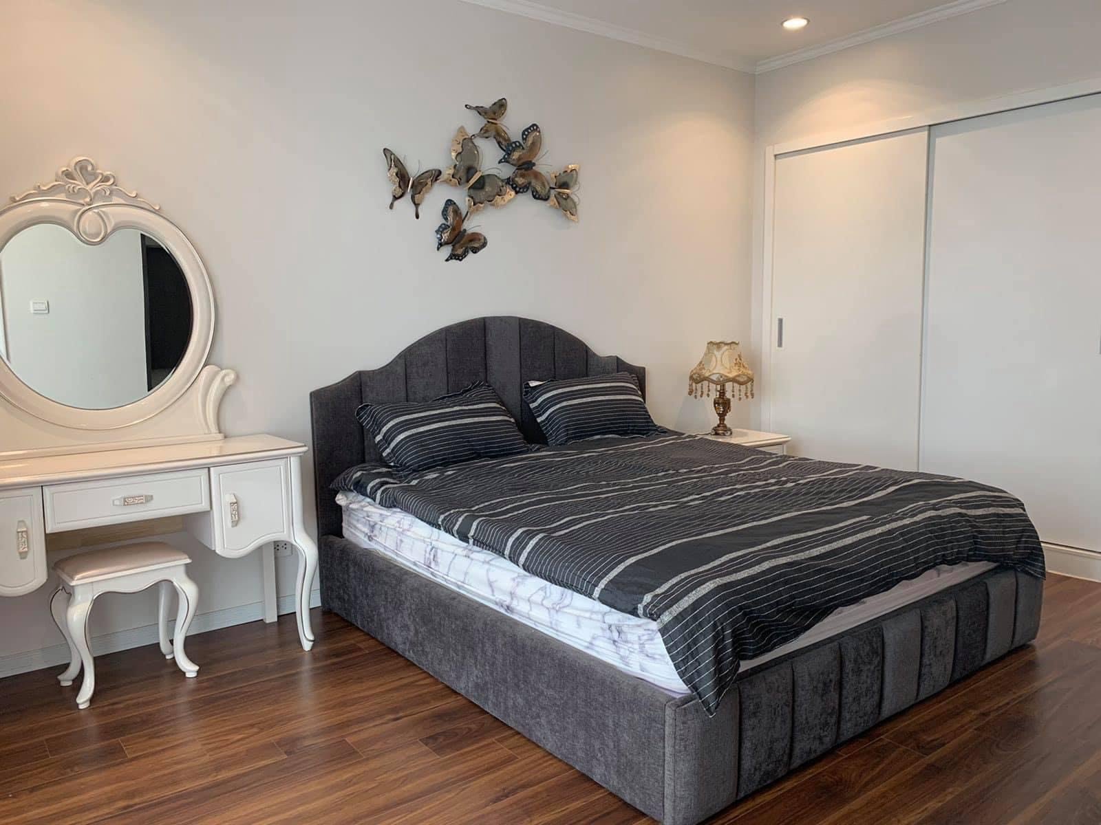 Cần bán căn hộ chung cư 4 phòng ngủ rộng hơn 100m2 tại Royal City, giá cả thương lượng hợp lý 2