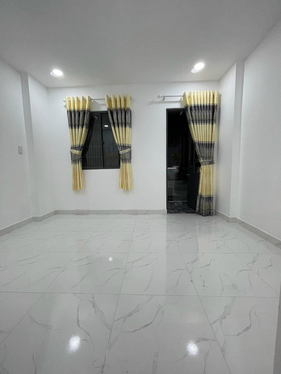 Bán nhà, khu vip, Lũy Bán Bích, 4 x 10m, 1 lầu, 2PN, Tân Phú, Diện tích: 40m², Giá: 4.4 Tỷ - LH: 0909284886