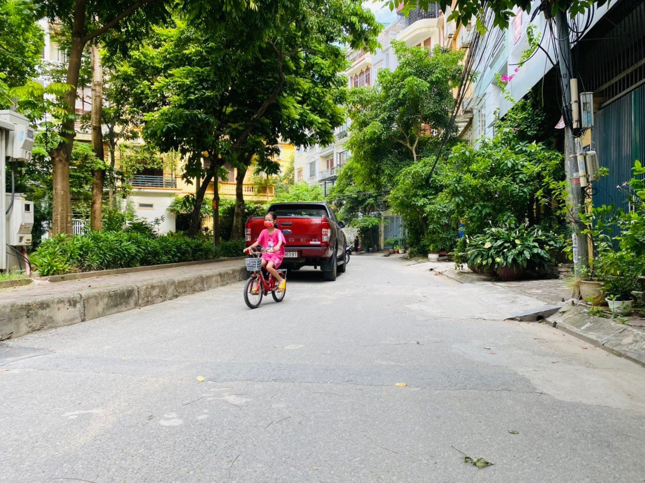 Nhà phân lô BGD&ĐT ngõ 100 Võ Chí Công 65m2, 5T. Ôtô tránh - đỗ dừng. Có hầm, vỉa hè. Dân trí cao. Nhiều Cây Xanh