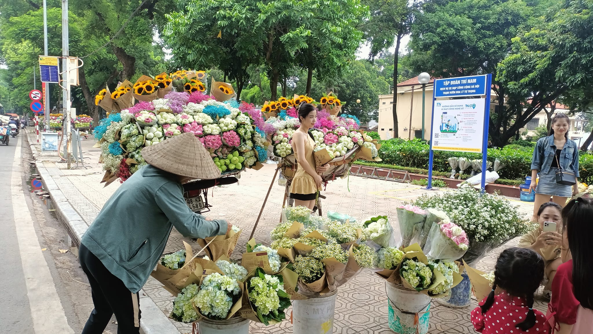 Bán nhà Lạc Long Quân, Tây Hồ 50m2x2T, Oto, 2 mặt thoáng, gần Hồ Tây, giá 5,9 tỷ