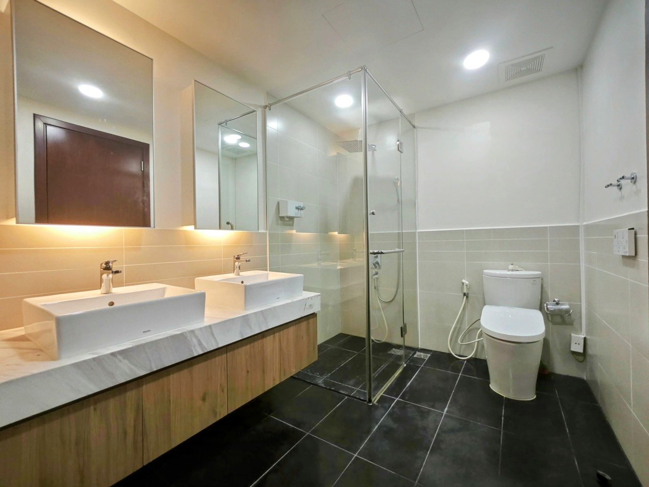 Nhà em cho thuê gấp Căn chung cư WaterMark 125m2, 2pn, 2wc full đồ. View trọn hồ Tây. Chỉ 23tr 5