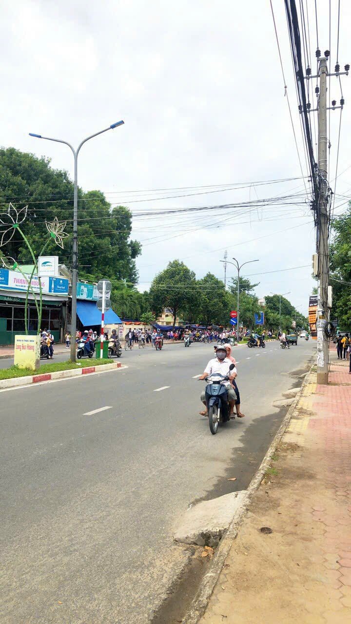 Bán lô đất mặt tiền đường Phạm Văn Đồng, đối diện trường Cấp 2 Nghĩa Chánh 4