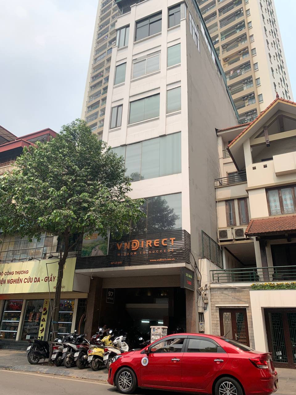 Cho thuê nhà thang máy MP Nguyễn Du, DT 100m x 6 tầng, MT 5m, chia 2 phòng, giá 80 triệu