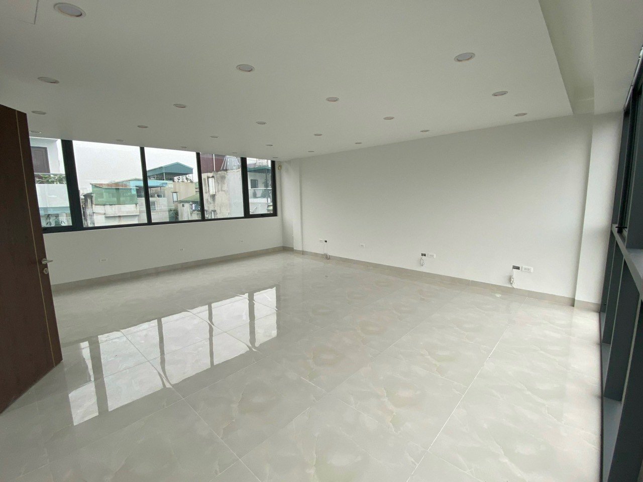 Cho thuê nhà có thang máy MP Minh Khai, DT 120m x 8 tầng, MT 12m, thông sàn, PCCC, 99 triệu