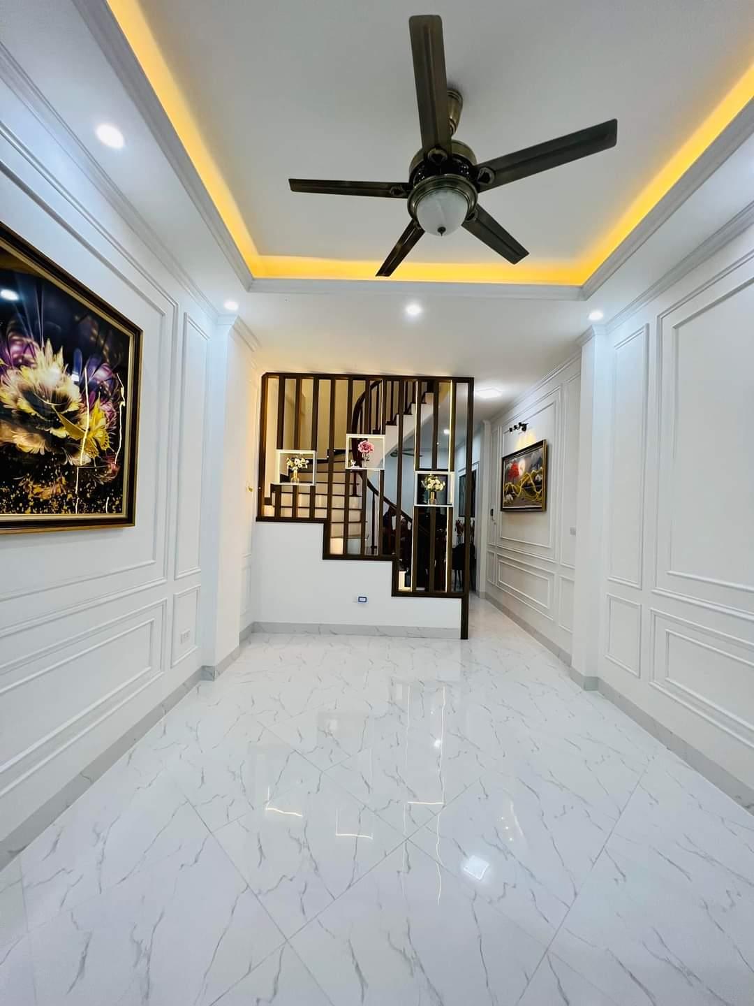 Thật hiếm ! Tây Hồ, 5 tầng mới, 40m2, ngõ thông, trước nhà rộng, gần Ô TÔ, 5P ra Hồ, chỉ nhỉnh hơn 5 tỷ.