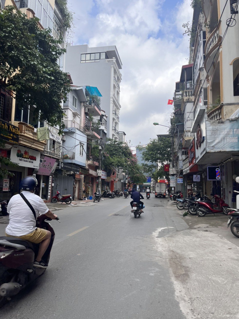 Bán nhà mặt phố Hoàng Văn Thái lô góc, giá 13 tỷ 8