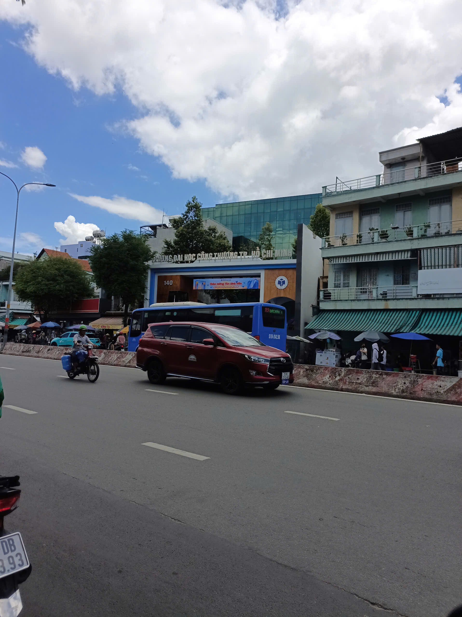 Cho thuê căn hộ dịch vụ full đồ Studio tại Ngõ 193 Trích Sài. Ban công View hồ cực thoáng. Chỉ 6.5t 3