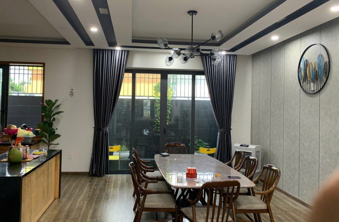 Bán căn nhà rất đẹp dt: 144m2, giá 12ty 100 lh:  0988907857 e Hồng 1