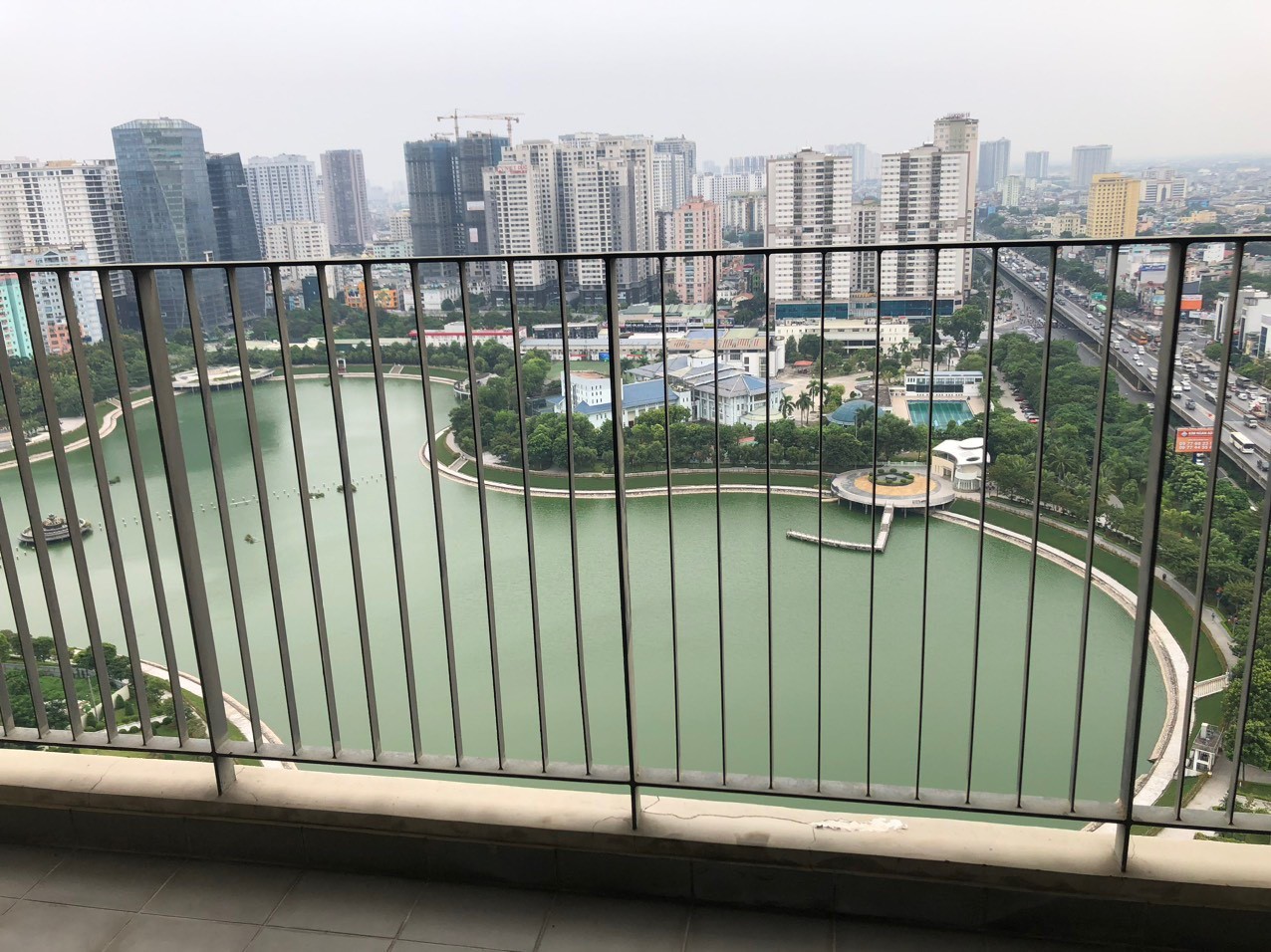 Chính chủ nhượng gấp căn view hồ 2PN tại Vinhomes D'capitale