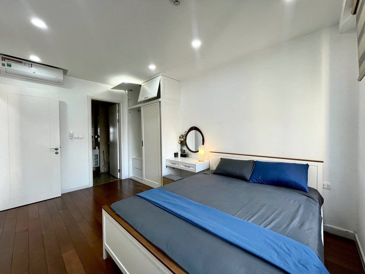 Bán căn hộ 2PN Vinhomes D'Capitale, SHLD, nhà đẹp tầng trung 4