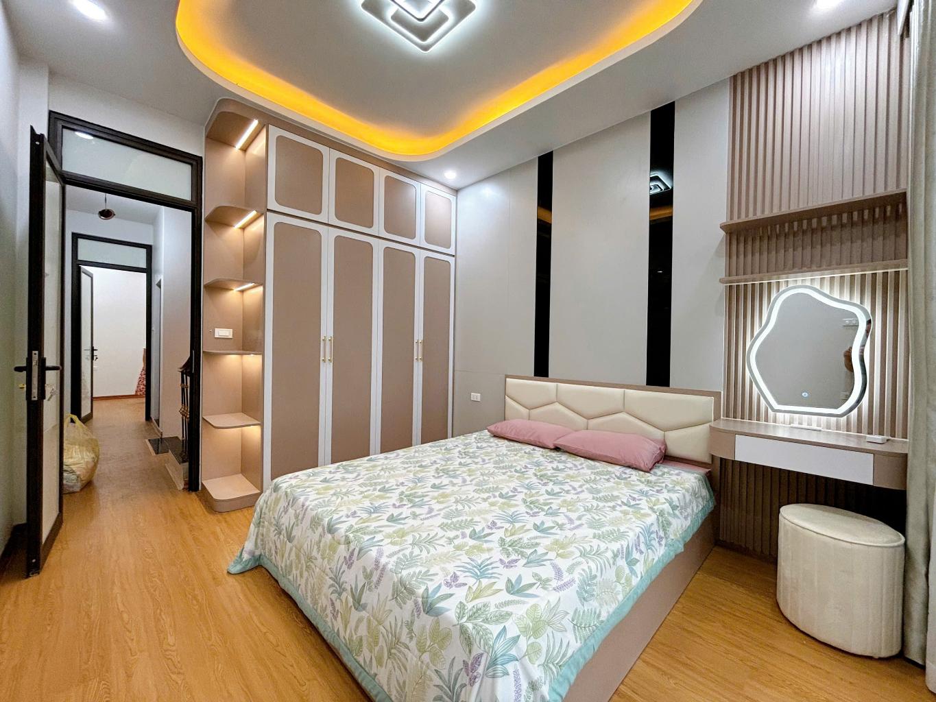 Nhà mới ở luôn phố Định Công Thượng, 6 tầng Thang máy, ô tô, chỉ 8,85 tỷ.