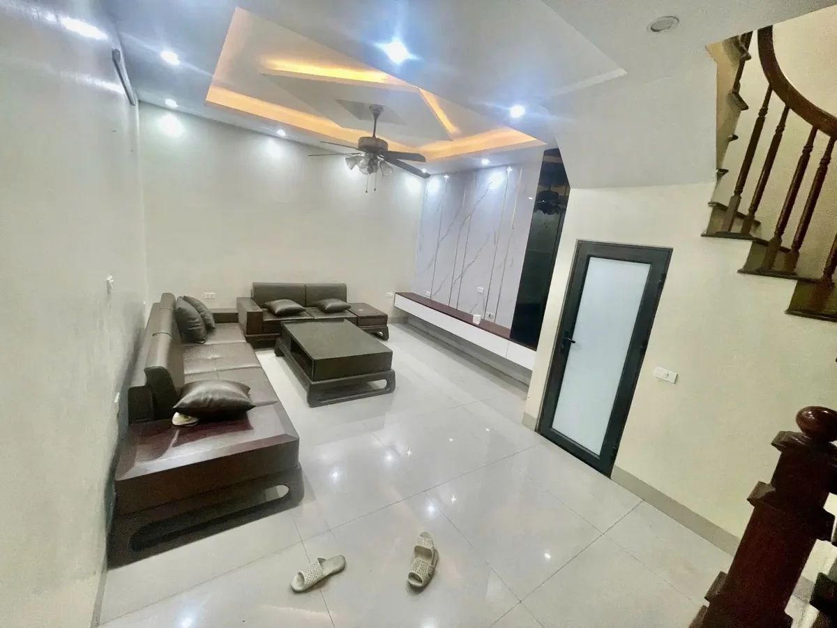 Bán Nhà Đê La Thành Nhỏ 37m2. 6 tầng. mặt tiền 4.2m. giá 10.5 tỷ Đống Đa Hà Nội